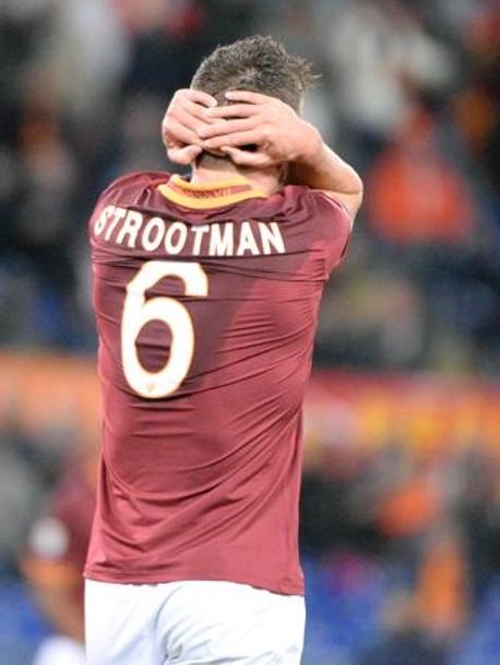 Strootman si dispera. La Roma rimane bloccata sullo 0-0 e viene superata in classifica dalla Juventus. Ansa